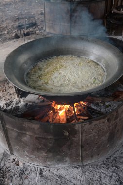Yemek lahana çorbası büyük tencerede ocağın üstüne dilimlenmiş