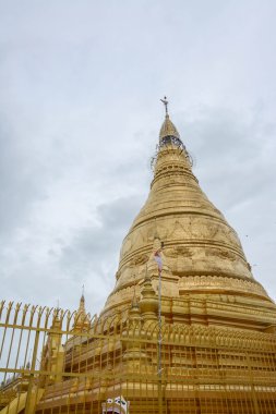 Golden pagoda Sagaing Mandalay, Myanmar yakınındaki tepenin üstündeki