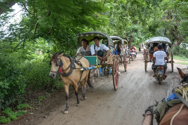 Inwa, Myanmar-Temmuz 31,2015: Tanımlanamayan taşıma yolcu ve taşıma malzemeleri yerel yolun bir köye Temmuz'da 31,2015 içinde Inwa antik kent, Mandalay devlet orta Myanmar çalışır.