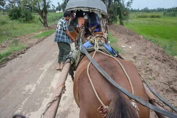 Inwa, Myanmar-Temmuz 31,2015: Tanımlanamayan taşıma yolcu ve taşıma malzemeleri yerel yolun bir köye Temmuz'da 31,2015 içinde Inwa antik kent, Mandalay devlet orta Myanmar çalışır.