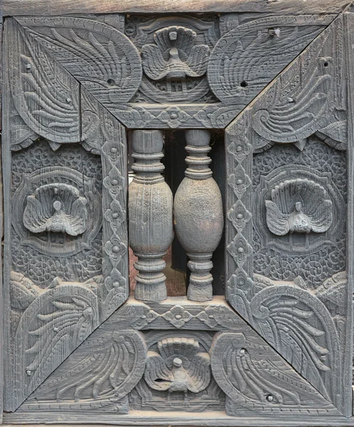 图案的雕刻在木柚木背景在巴加亚比修道院，古城因瓦 (Ava) 曼德勒，缅甸 — 图库照片