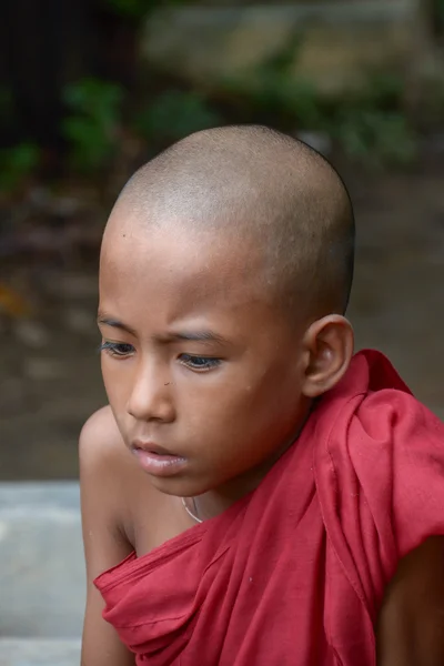 Inwa-미얀마-7 월 31,2015: 7 월에는 미확인된 버마 불교 초보자 Inwa 고 대 도시, 중간의 미얀마에서만 달 레이 상태에서에서 31,2015. — 스톡 사진