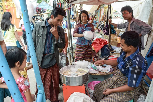 Sagaing Hill, Myanmar - 31 Temmuz 2015: insanlara yiyecek dükkanı Mandalay, büyük turistik yakınlarındaki Sagaing tepe üstündeki tapınağın çevresinde.
