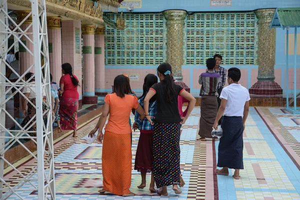 Sagaing Hill, Myanmar - 31 Temmuz 2015: Mandalay, büyük turistik yakınlarındaki Sagaing tepe üstündeki güzel Tapınak.