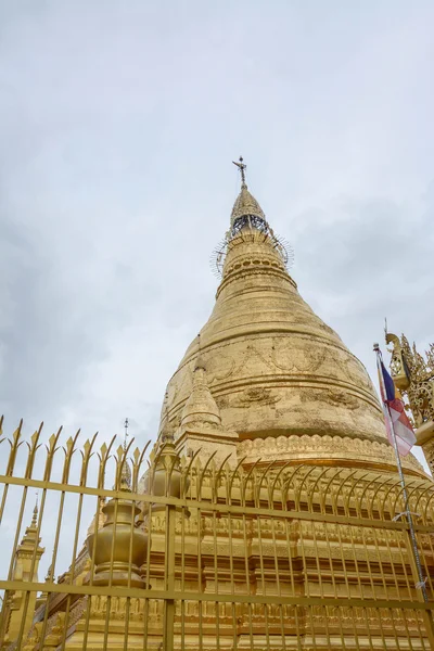 Golden pagoda Sagaing Mandalay, Myanmar yakınındaki tepenin üstündeki