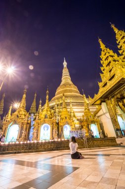 Shwedagon Pagoda alacakaranlıkta (Yangon, Myanmar)