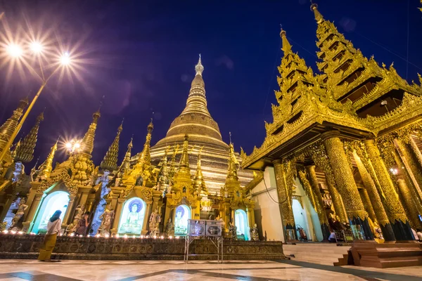 Shwedagon Pagoda at dusk (Yangon, Myanmar) — Stock Photo, Image