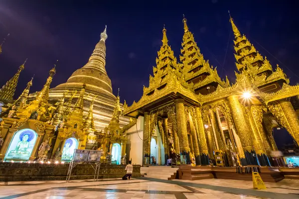 Pagoda dello Shwedagon al tramonto (Yangon, Myanmar ) — Foto Stock