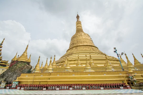 瑞摩屠佛塔塔，高塔和美丽在勃固、 缅甸 — 图库照片