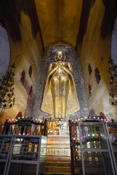 Buda de pé Kassapa no templo de Ananda adornado pelos crentes colando folhas douradas na estátua em 30 de julho de 2015 em Bagan, Mianmar . — Fotografia de Stock