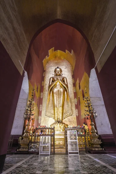 Stående Buddha Kassapa på Ananda templet prydd av troende genom att hålla fast gyllene lämnar på statyn den 30 juli 2015 i Bagan, Myanmar. — Stockfoto