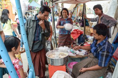 Sagaing Hill, Myanmar - 31 Temmuz 2015: insanlara yiyecek dükkanı Mandalay, büyük turistik yakınlarındaki Sagaing tepe üstündeki tapınağın çevresinde.