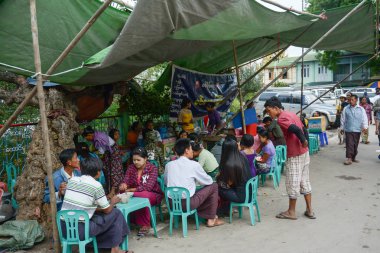 Sagaing Hill, Myanmar - 31 Temmuz 2015: insanlara yiyecek dükkanı Mandalay, büyük turistik yakınlarındaki Sagaing tepe üstündeki tapınağın çevresinde.
