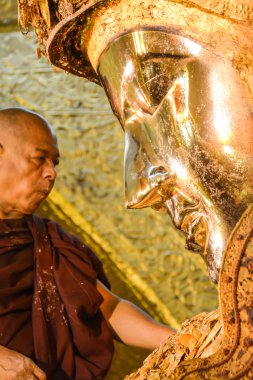 Mandalay - Ağustos 01: Tanımlanamayan Birmanya keşiş Buda heykeli Mikail Buddha Tapınağı, 01 Ağustos 2015 yılında Mandalay, Myanmar, altın kağıt ile Temizleme.