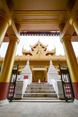 Mandalay, Myanmar - Kyauktagyi Selami tapınak ya da Golden Palace Manastırı Mandalay, Myanmar.