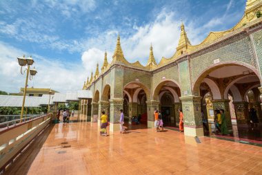 Mandalay, Myanmar - Ağustos 01: Sutaungpyai Pagoga onun yardımcı Pavilion vardır Yerel