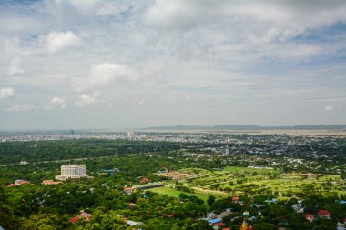 Mandalay Hill bakış açısı büyük hac sitedir. Mandalay Mandalay tepede yalnız gelen panoramik manzaralı bir tırmanış yukarı girişimi için yaşanabilir kılıyor