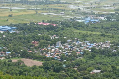 Mandalay Hill bakış açısı büyük hac sitedir. Mandalay Mandalay tepede yalnız gelen panoramik manzaralı bir tırmanış yukarı girişimi için yaşanabilir kılıyor