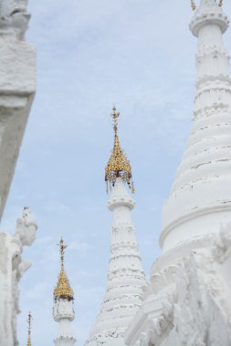 Mandalay 'daki Kuthodaw tapınağı Myanmar Burma