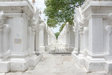 Mandalay 'daki Kuthodaw tapınağı Myanmar Burma