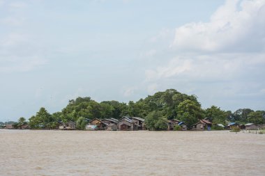 Geleneksel stilts ahşap ve bambu evler ve uzun Ayewadee Mandalay, Myanmar (Burma nehire gemilerde)