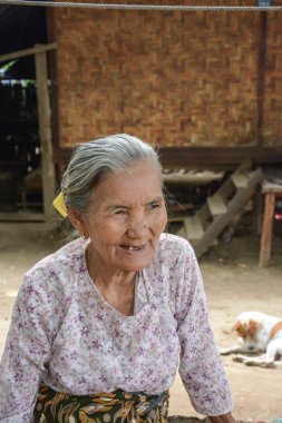 Mandalay, Myanmar - Ağustos 01: Tanımlanamayan 01 Ağustos 2015 Mandalay, Myanmar içinde poz yüz yaşlı thanaka ile geleneksel giyen kadınlar yapıştırmak Birmanya