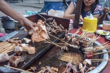 Yangon, Burma 'daki Myanmar sokak yemekleri.