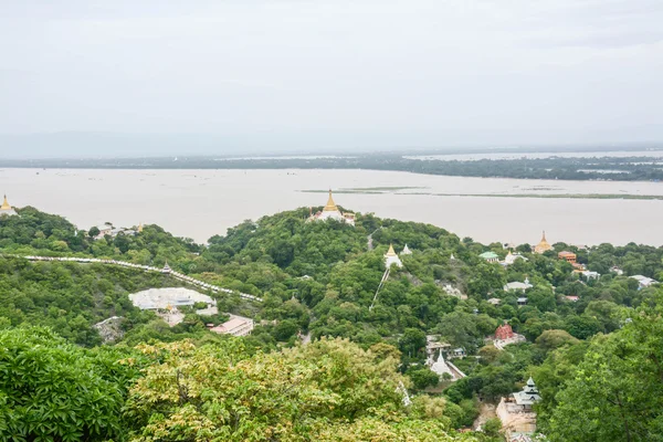 Vy från snart U damm Nya Shin Payá Pagoda Sagaing hill, Sagaing staden, den gamla staden av Religion och kultur utanför Mandalay, Myanmar. — Stockfoto