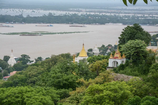 Pohled z brzy U rybníka Nya Shin Paya Pagoda, Sagaing hill, Sagaing město, staré město náboženství a kultura mimo Mandalay, Myanmar. — Stock fotografie