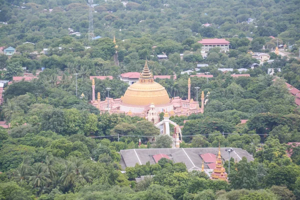 Pohled z brzy U rybníka Nya Shin Paya Pagoda, Sagaing hill, Sagaing město, staré město náboženství a kultura mimo Mandalay, Myanmar. — Stock fotografie