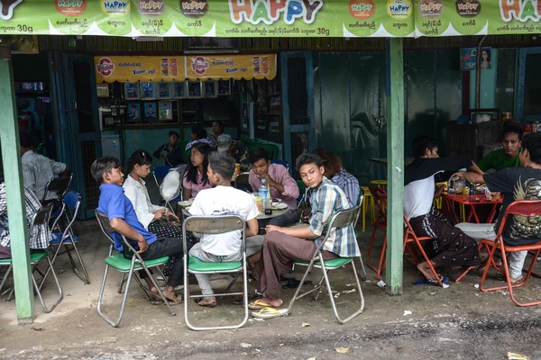 Sagaing Hill, Myanmar - 31 juli 2015: människor på matbutik runt templet på toppen av Sagaing hill nära Mandalay, stor turistattraktion. — Stockfoto