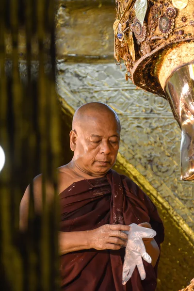 Mandalay - srpna 01: Neidentifikovaný barmské mnich je čištění socha Buddhy, zlatý papír na chrám Mahamuni Buddhy, 01 srpna 2015 v Mandalay, Myanmar. — Stock fotografie