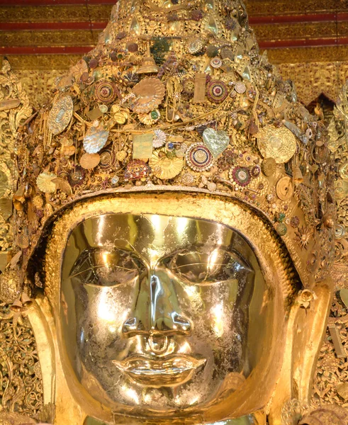 Velký zlatý mahamuni socha Buddhy v mandalay, myanmar. — Stock fotografie