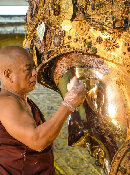 Mandalay - srpna 01: Neidentifikovaný barmské mnich je čištění socha Buddhy, zlatý papír na chrám Mahamuni Buddhy, 01 srpna 2015 v Mandalay, Myanmar. — Stock fotografie