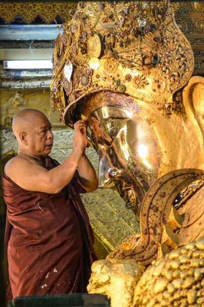 Mandalay - srpna 01: Neidentifikovaný barmské mnich je čištění socha Buddhy, zlatý papír na chrám Mahamuni Buddhy, 01 srpna 2015 v Mandalay, Myanmar. — Stock fotografie