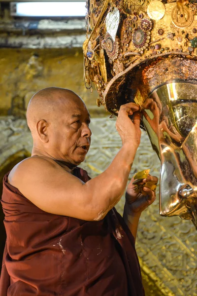 Mandalay - srpna 01: Neidentifikovaný barmské mnich je čištění socha Buddhy, zlatý papír na chrám Mahamuni Buddhy, 01 srpna 2015 v Mandalay, Myanmar. — Stock fotografie