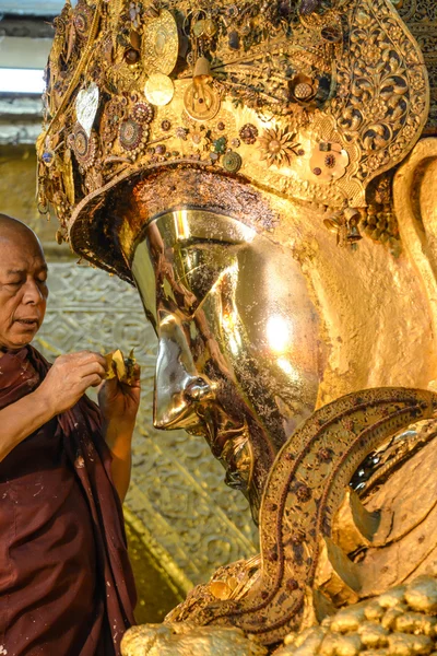 Mandalay - srpna 01: Neidentifikovaný barmské mnich je čištění socha Buddhy, zlatý papír na chrám Mahamuni Buddhy, 01 srpna 2015 v Mandalay, Myanmar. — Stock fotografie