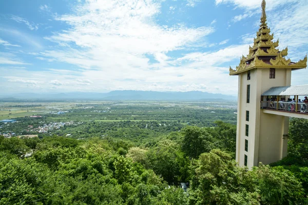 Perspektiv på Mandalay Hill är en viktig pilgrimsfärd webbplats. Panoramautsikt över Mandalay från toppen av Mandalay Hill ensam gör det värt att försöka klättra upp — Stockfoto