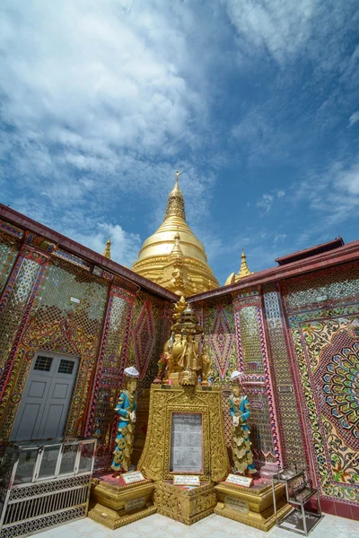 Mandalay, Myanmar - 01 augustus: Sutaungpyai Pagoga zijn bijkomende pavillion bevinden zich in de buurt van de top van Mandalay heuvel de favoriete panoramisch uitzicht 360 op augustus 01,2015, Mandalay stad op midden van Myanmar — Stockfoto