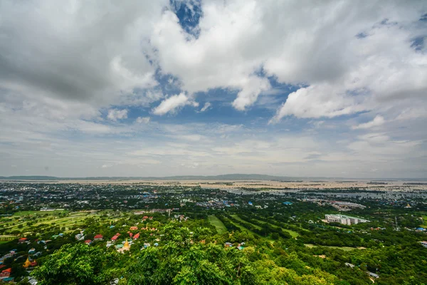 Punkt widokowy na wzgórzu Mandalay jest głównym miejscem pielgrzymek. Panoramiczny widok z Mandalay od szczytu wzgórza Mandalay sprawia, że warto próbować wspiąć się — Zdjęcie stockowe