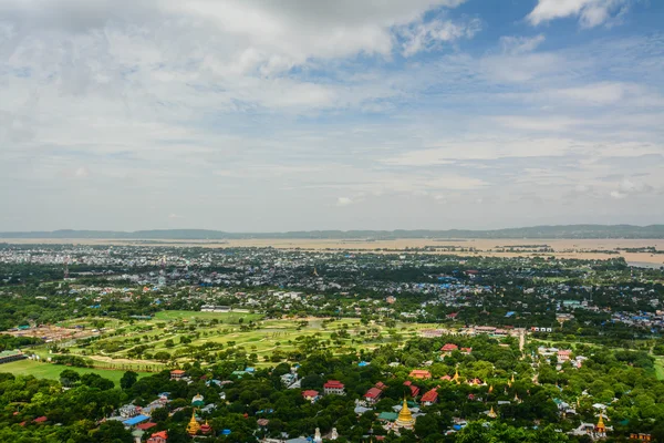 Viewpoint at Mandalay Hill is a major pilgrimage site. A panoramic view of Mandalay from the top of Mandalay Hill alone makes it worthwhile to attempt a climb up — Stock Photo, Image