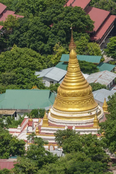 在曼德勒山观宝塔是主要的朝圣。从曼德勒山顶独自曼德勒的全景视图使值得尝试攀爬起来 — 图库照片