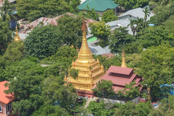 Pagode in gezichtspunt op Mandalay Hill is een belangrijk bedevaartsoord. Een panoramisch uitzicht van Mandalay vanaf de bovenkant van Mandalay Hill alleen maakt het de moeite waard om te proberen een klim omhoog — Stockfoto