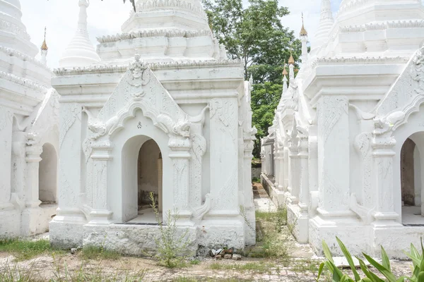 缅甸曼德勒市的Kuthodaw寺庙 — 图库照片