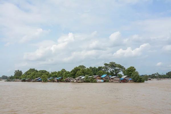 Traditional stilts wooden and bamboo houses and long boats on Ayewadee river in Mandalay, Myanmar (Burma) — Stock Photo, Image