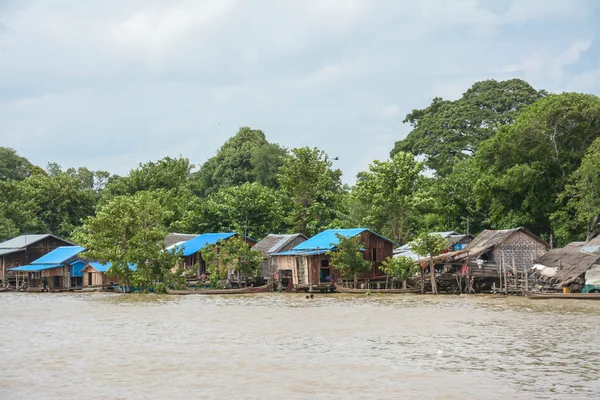 Palafitas tradicionais casas de madeira e bambu e barcos longos no rio Ayewadee em Mandalay, Mianmar (Birmânia ) — Fotografia de Stock