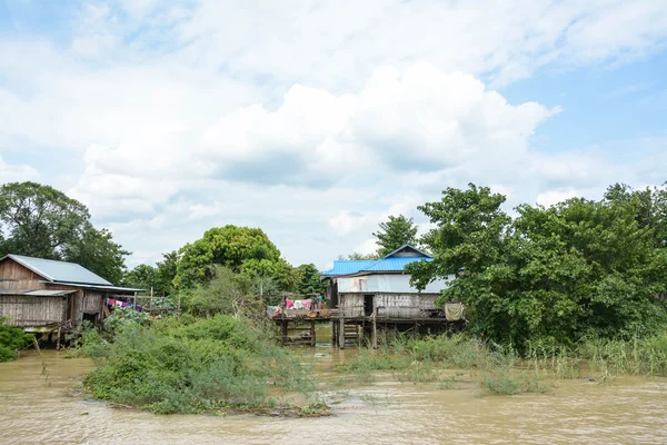 Traditional stilts wooden and bamboo houses and long boats on Ayewadee river in Mandalay, Myanmar (Burma) — Stock Photo, Image