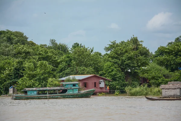 Stâlpi tradiționali case din lemn și bambus și bărci lungi pe râul Ayewadee în Mandalay, Myanmar (Birmania ) — Fotografie, imagine de stoc