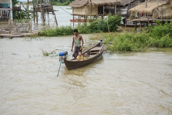 만 달 레이, 미얀마-8 월 1: 8 월 1,만 달 레이에서 무거운 홍수에서 보트에 사람들. 만 달 레이, 미얀마에 2015. — 스톡 사진