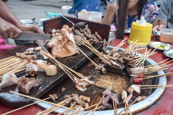 Disznó szabás- Mianmar utcai élelmiszer Yangon, Burma — Stock Fotó